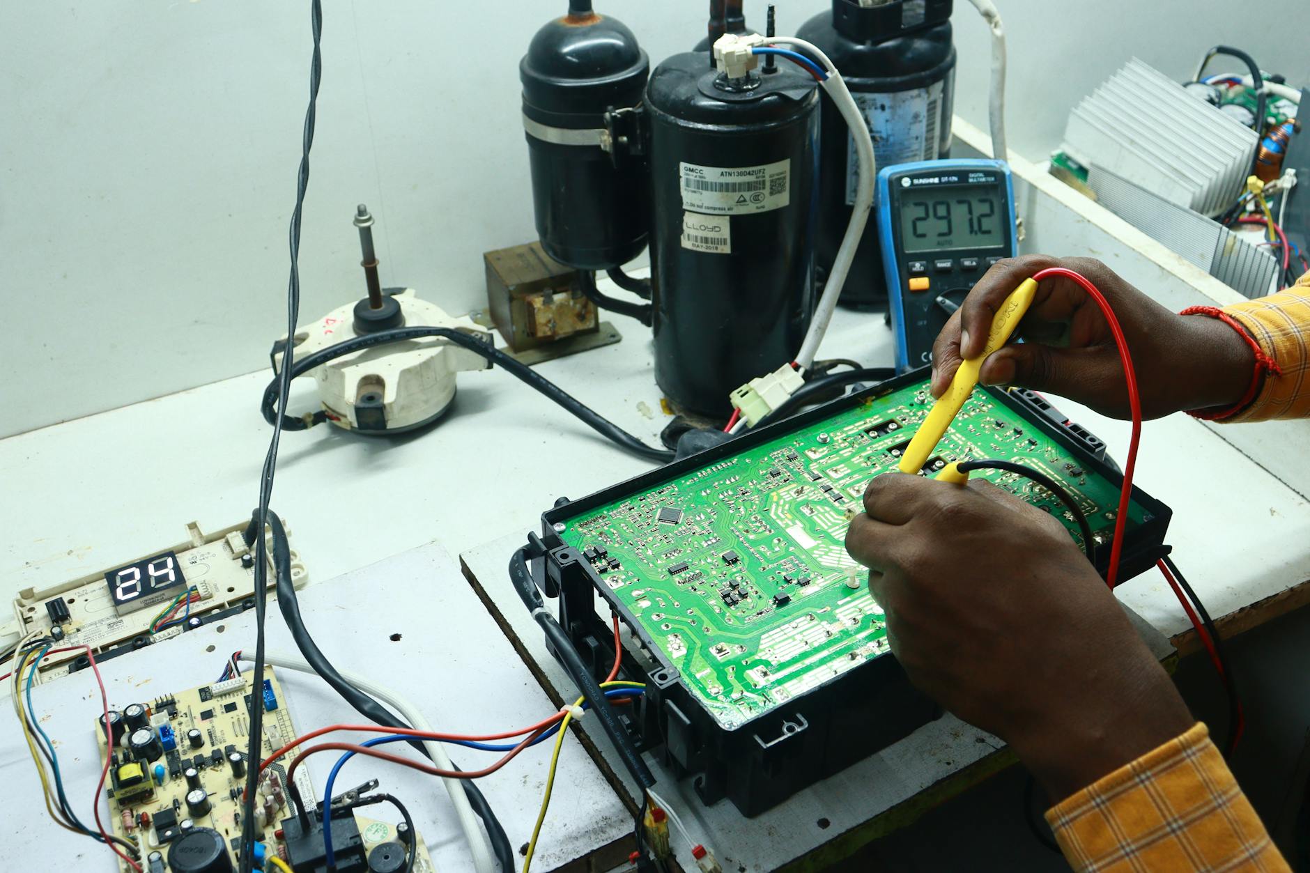 Layanan perbaikan elektronik profesional di Tenggarong untuk berbagai merek dan jenis perangkat.
