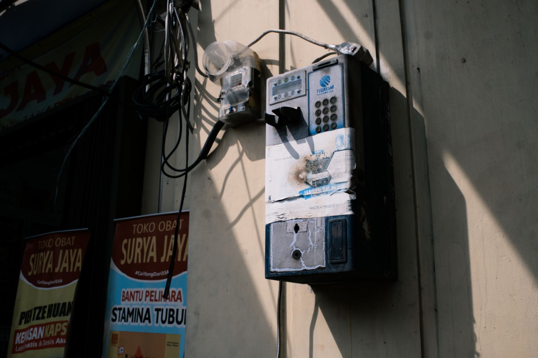 Teknisi profesional servis alat listrik di Tenggarong siap membantu perbaikan berbagai alat elektronik rumah tangga.